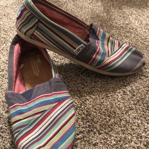 Women’s pinstriped toms